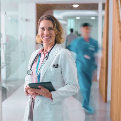 kvinnelig lege på sykehus