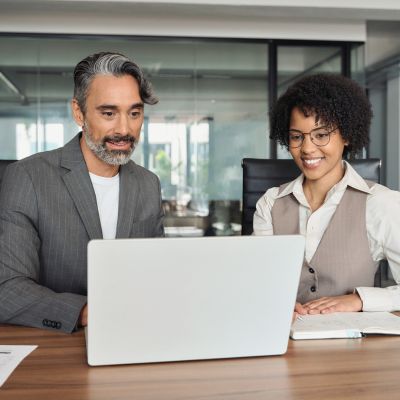 rådgiver for fondsforvaltning med bærbar PC