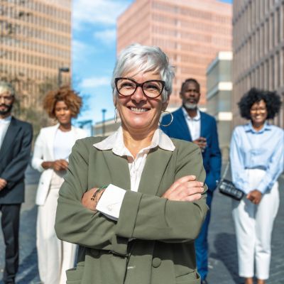 ansatte i offentlig administrasjon utenfor kontorbygningen